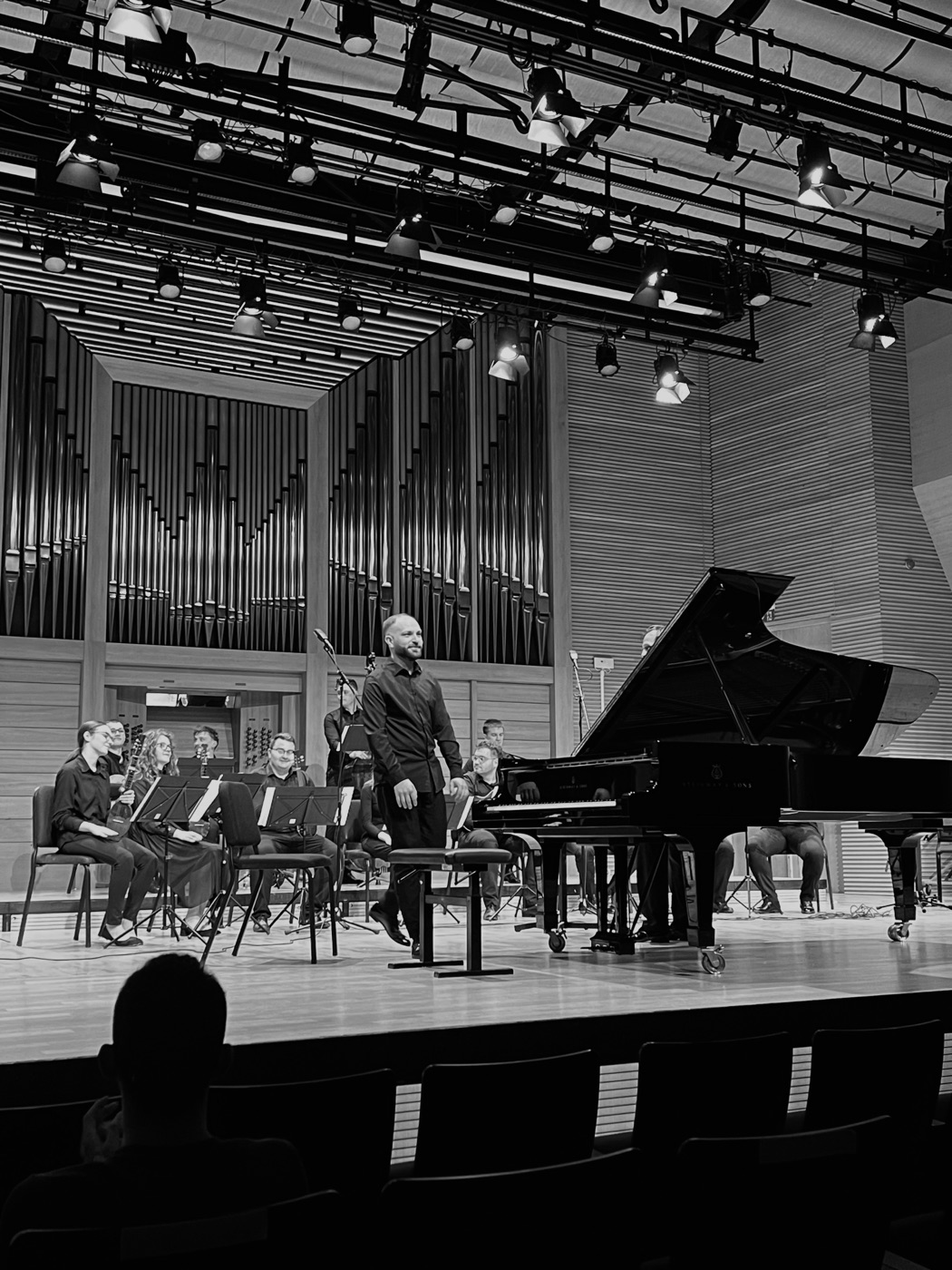 Božidar Vlašić s komornim orkestrom nakon koncerta